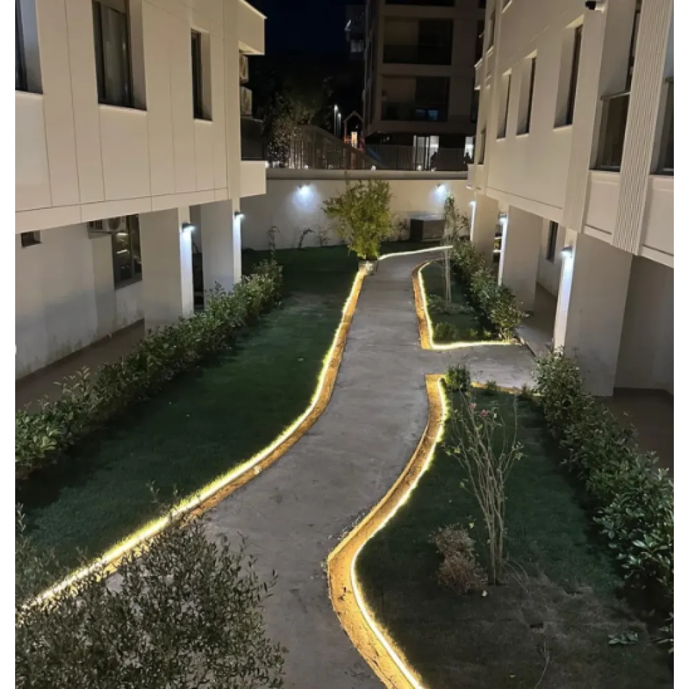 Beyaz LED Takılabilir Çim Sınırlayıcı - 7,5 cm x 20 Metre Beyaz LED Takılabilir Çim Sınırlayıcı - 7,5 cm x 20 Metre