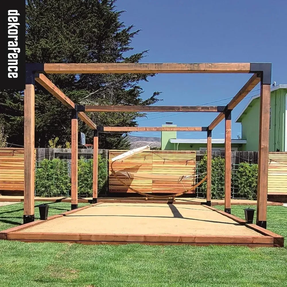 İki Bölümlü Üstü Açık Kendin Yap Pergola - 9x9 Kalas Geniş alanlar için tasarlanmış iki bölümlü, üstü açık minimalist tasarımlı 9x9 çam kalaslı kendin yap pergola sistemi
