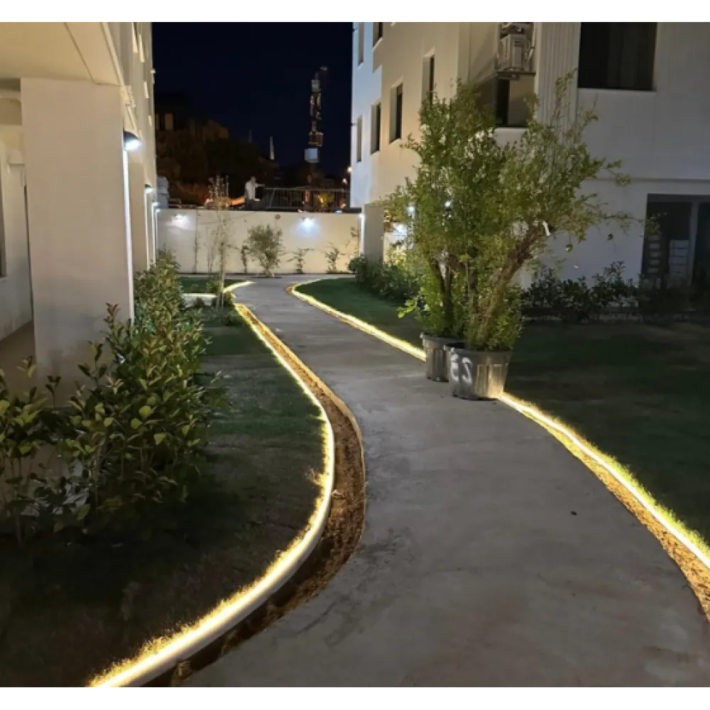 Beyaz LED Takılabilir Çim Sınırlayıcı - 7,5 cm x 20 Metre Beyaz LED Takılabilir Çim Sınırlayıcı - 7,5 cm x 20 Metre